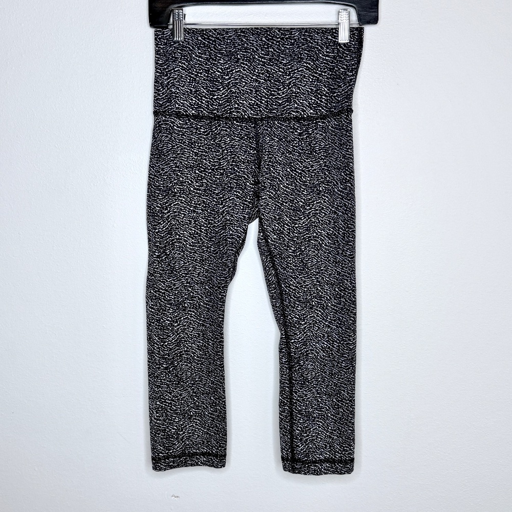 Lululemon black and white leggings High Times Cropped Size 6